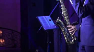 Saksafon performans müzik grubu, saksafon, saksafon, sahne performansı ile erkekler, Grup
