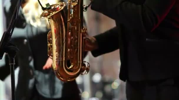 Saxofoon prestaties van de Amerikaanse meidengroep, meisje met saxofoon, meisje spelen de saxofoon, saxofoon, fase performance, de groep — Stockvideo