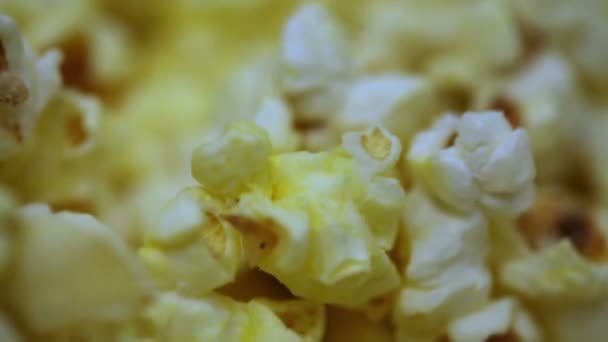 Köstliche Popcorn-Hintergrund. Makroaufnahme einer Popcorn-Textur aus gesalzenem und ungesalzenem Mais — Stockvideo