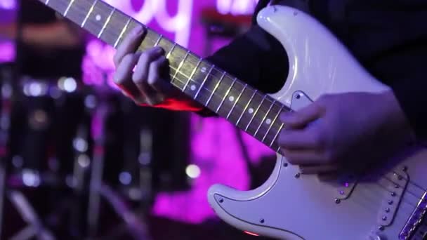 Гитарист на концерте, мужчина играет на гитаре, живое выступление, он выступает на сцене, музыкальная группа — стоковое видео