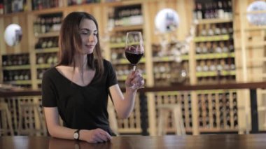 Bir bardak kırmızı şarap, bir bardak kırmızı şarap, güzel bir genç kız bir restoranda şarap kırmızı içme bir kızla kadın