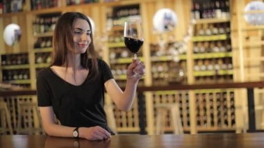 Bir bardak kırmızı şarap, bir bardak kırmızı şarap, güzel bir genç kız bir restoranda şarap kırmızı içme bir kızla kadın