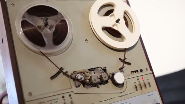 Afspelen en terugspoelen de tape in de oude reel taperecorder, oude reel-to-reel cassettedeck, de band is opgerold op platenspeler gedraaid — Stockvideo