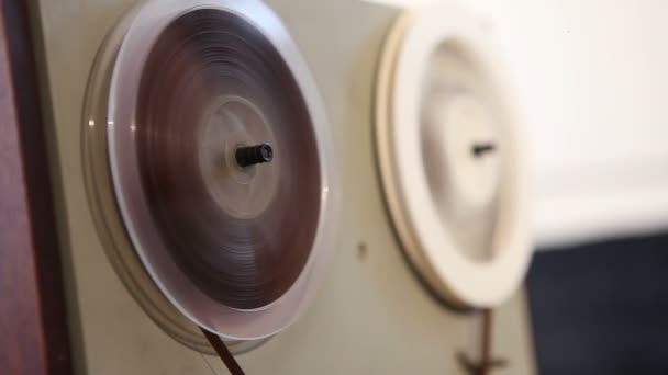 Přehrát a převinout zpět pásku v starý magnetofon naviják, Starý kotoučový magnetofon, páska je zkroucený v závitech na gramofon — Stock video