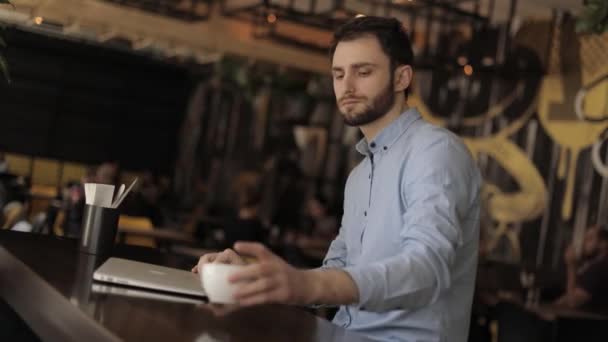 商人用笔记本电脑在咖啡馆或餐馆, 有吸引力的男性工作者使用计算机在自助餐厅 — 图库视频影像