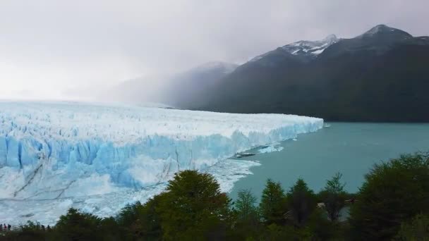 アルゼンチンパタゴニア州エル・カラファテ近くのロス・グラシアレス国立公園のペリト・モレノ氷河 — ストック動画