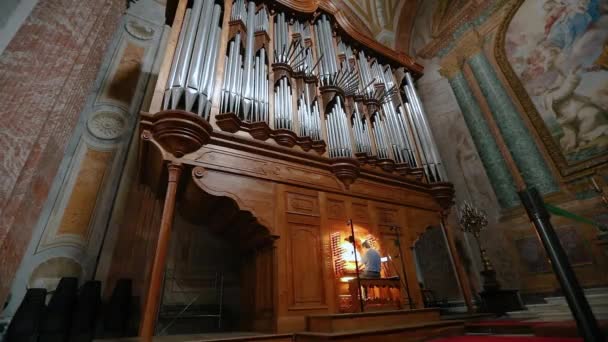 Un hombre toca un órgano de la iglesia, un órgano en una hermosa iglesia italiana — Vídeo de stock