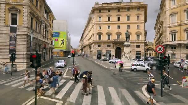 Ruas da Itália, as pessoas caminham ao longo de uma travessia de pedestres em Roma, Itália — Vídeo de Stock