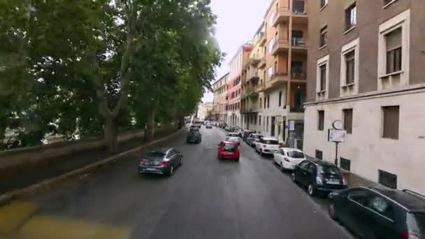 Hermosas calles de Italia, antiguas calles de Roma con una ventana de coche — Vídeos de Stock