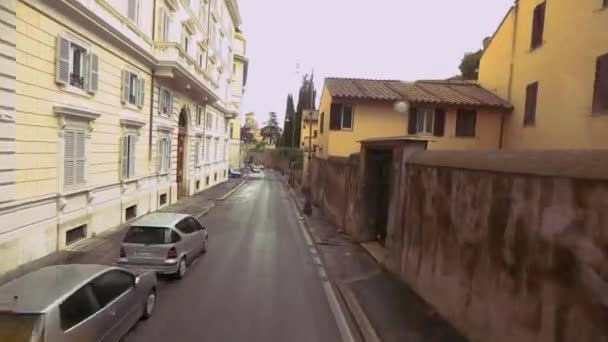 Ein Streifzug durch die Straßen Roms, Blick aus dem Autofenster auf die italienischen Straßen — Stockvideo