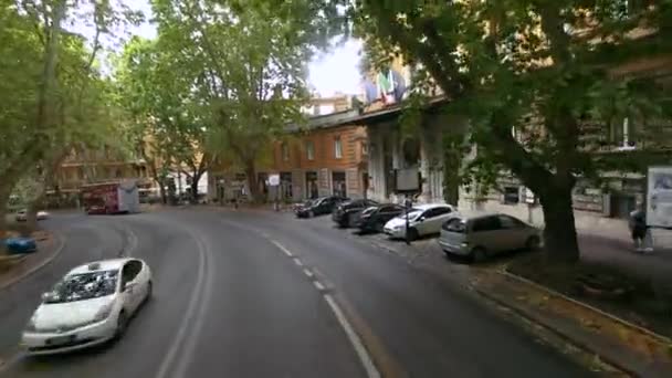 Un viaje por las calles de Roma, vistas de las calles italianas desde una ventana del coche — Vídeos de Stock