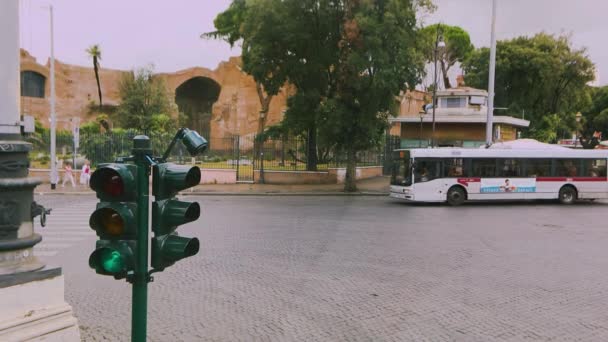 Traffic lights change colors, people go on a pedestrian crossing, Rome, Italy — Stock Video