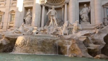 Trevi Çeşmesi ağır çekimde İtalya, Roma, Trevi Çeşmesi