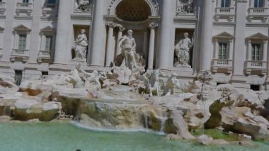 Trevi Çeşmesi Roma 'da, Trevi Çeşmesi güneşli havada, Trevi Çeşmesi yakınlarında turistler