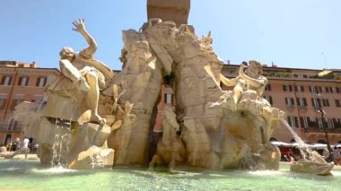 Roma 'daki Navona Meydanı' ndaki Dört Nehir Çeşmesi. Dört Nehir Çeşmesi Ağır çekim