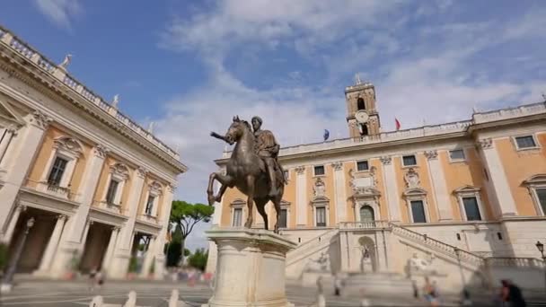 Staty av Marcus Aurelius framför Senatorialpalatset Rom, Italien — Stockvideo