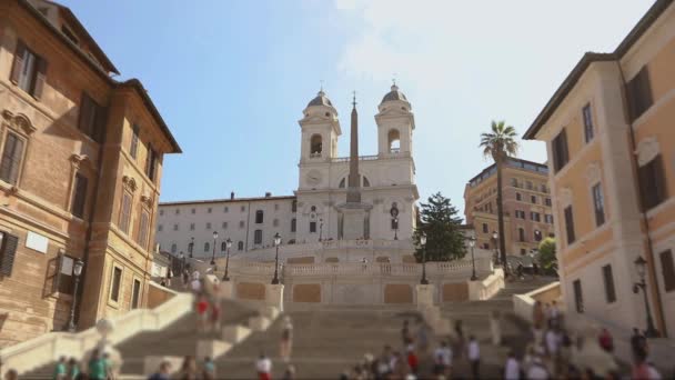 Escadarias espanholas. As pessoas caminham ao longo dos degraus espanhóis. Roma, Itália — Vídeo de Stock