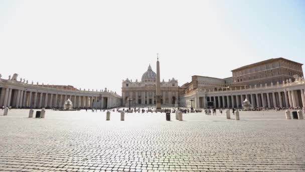 Люди ходять навколо площі Святого Петра, Площа Святого Петра, час минув. — стокове відео