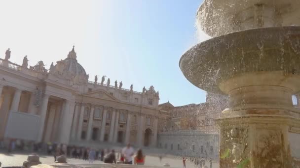 Фонтан на площі Сент-Пітерс сповільнює рух. Фонтан на площі Святого Петра. Італія, Рим. — стокове відео