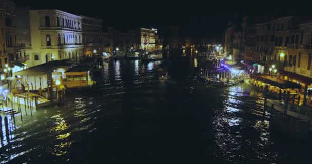 The boat is sailing along the Grand Canal in Venice at night, night shot of the Grand Canal, Venice, Italy — Stock Video