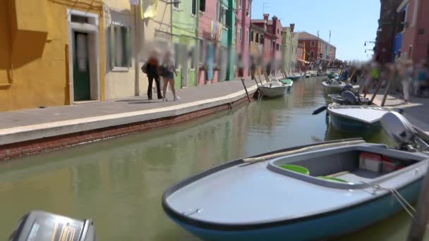 사람들은 부르노 섬의 운하 길을 따라 걷는다. 이탈리아, 베니스. — 비디오