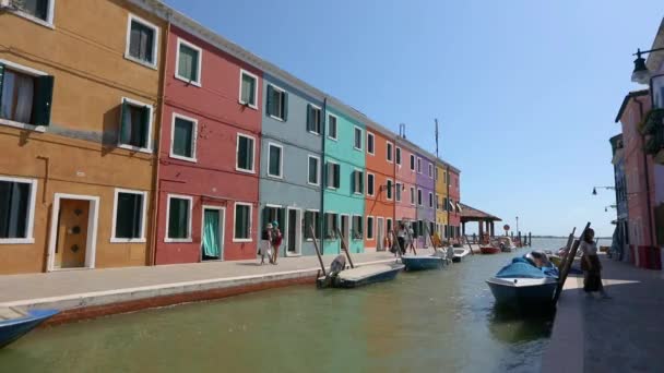Venecia, Isla Bruno. Casas coloridas a lo largo de los canales de la isla Bruno — Vídeos de Stock