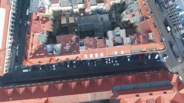 Renkli Prag üst görüşünün panoramik görüntüsü. Prag 'ın çatıları üzerinde uçuş. Prag sokakları manzaralı