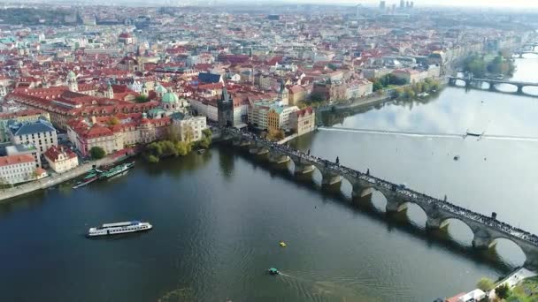 Pohled shora na panorama Prahy. Panoramatický výhled shora na Pražský hrad, Vltavu, Karlův most, Praha, říjen, 2017 — Stock video