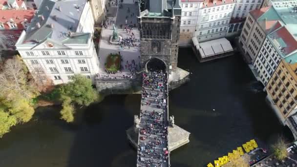 Turistas pasean por el Puente de Carlos en Praga, Vista panorámica desde arriba, Río Moldava, vuelo sobre el Puente de Carlos, Praga, 20 de octubre de 2017 — Vídeo de stock