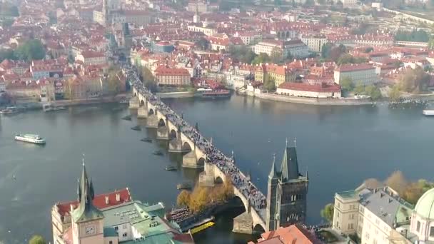 Ponte Carlo vista dall'alto di Praga. Patrimonio storico, vecchia città europea. — Video Stock