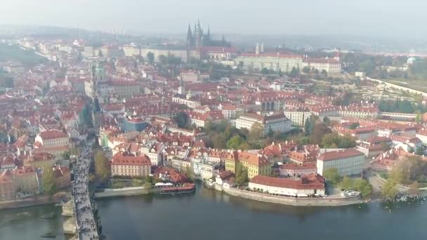 Puente de Carlos vista superior de Praga. Patrimonio histórico, vieja ciudad europea. — Vídeo de stock