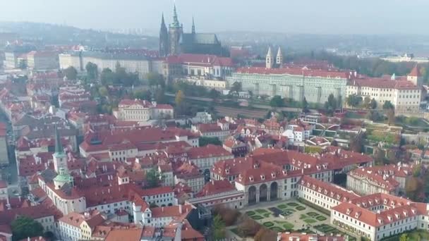 Draufsicht auf Prag. Prager Luftaufnahme. Rote Dächer einer alten europäischen Stadt — Stockvideo