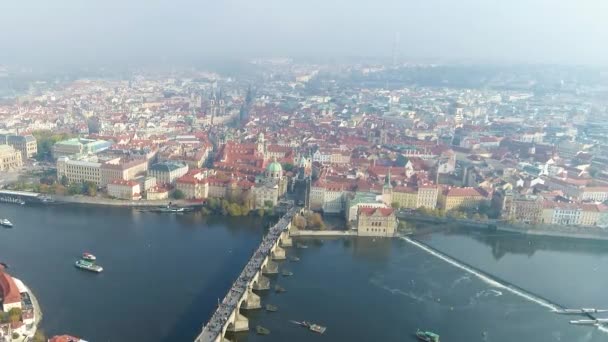 飞越布拉格的弗拉特瓦河，从空中俯瞰布拉格全景 — 图库视频影像