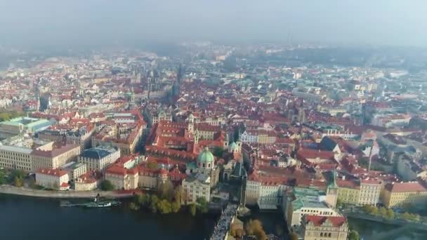 Vlucht over de rivier de vlatva in Praag, panoramisch uitzicht op Praag vanuit de lucht — Stockvideo