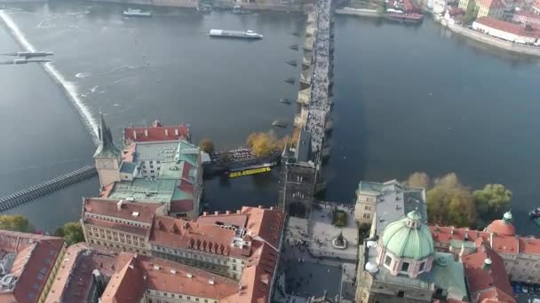 Ponte Charles vista aérea, os turistas caminham sobre a ponte Charles em tempo ensolarado — Vídeo de Stock