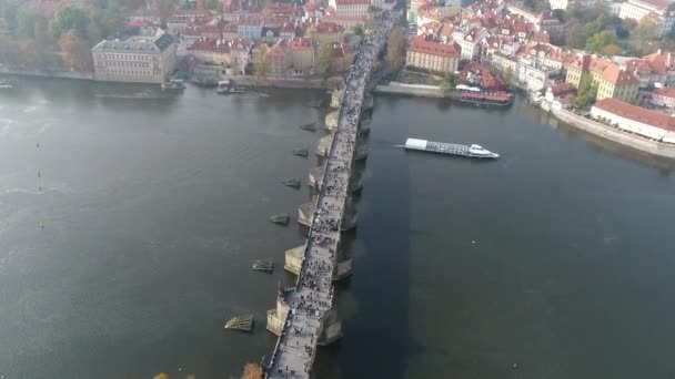 Letecký výhled na Karlův most, turisté procházka po Karlově mostě za slunečného počasí — Stock video
