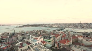 Galata Kulesi 'nden İstanbul' un panoramik manzarası. Galata Kulesi, Mavi Cami, Galata Köprüsü, Altın Boynuz Körfezi 'nden İstanbul manzarası
