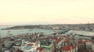 Bay Golden Horn zaman klapaları, Bay Golden Horn zaman klapalarında gemiler. Galata kulesinden Taime turları. Galata Kulesi 'nden İstanbul' un panoramik manzarası.