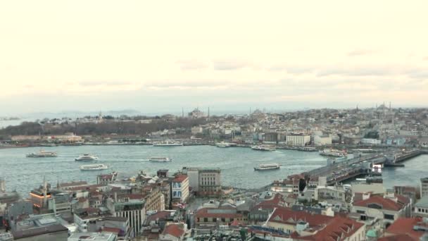 Vista panorámica de Estambul desde la Torre Galata. Vista de Estambul desde la Torre Galata, la Mezquita Azul, el Puente de Galata, la Bahía del Cuerno de Oro — Vídeos de Stock