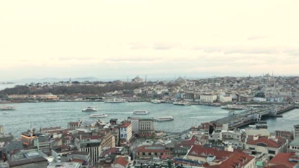 Lapas de temps de corne d'or de baie, navires dans les lapas de temps de corne d'or de baie. Taime tourne depuis la tour Galata. Vue panoramique d'Istanbul depuis la tour Galata . — Video