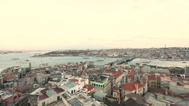 Πανοραμική θέα της Κωνσταντινούπολης από τον Πύργο Γαλατά. Άποψη της Κωνσταντινούπολης από τον Πύργο του Γαλατά, το Μπλε Τζαμί, τη Γέφυρα του Γαλατά, τον κόλπο του Χρυσού Κέρατος — Αρχείο Βίντεο