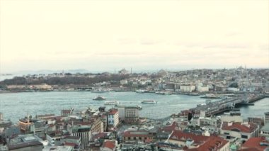 Galata kulesinden Taime turları. Koyun altın boynuz zamanı lapalar, gemiler körfezde altın boynuz zaman lapaları
