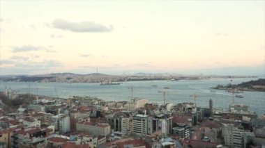 Boğaz için geniş bir plan. Gemi Boğaz 'la yola çıkıyor. İstanbul, Türkiye