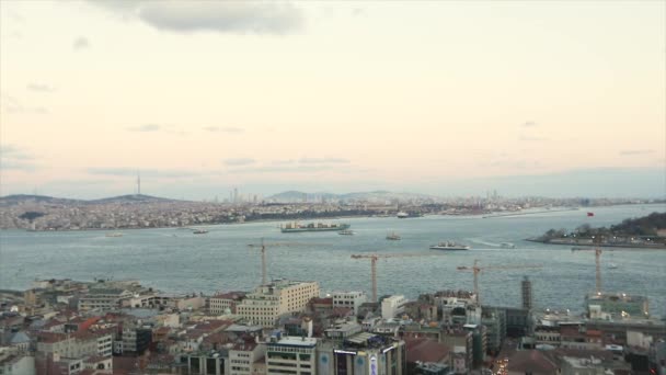 ボスポラスの広い計画だ。船はボスポラス川を航行する。トルコのイスタンブール — ストック動画