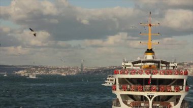 Boğaz kanalında güzel bir turist gemisi. Köprünün arka planında bir turizm gemisi var. İstanbul, Türkiye
