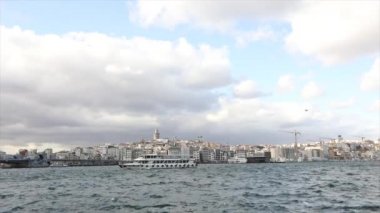 İstanbul 'un eski kıyısında. Galata Kulesi ve Galata Köprüsü bir karede