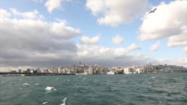 İstanbul 'un eski kıyısında. Galata Kulesi ve Galata Köprüsü bir karede