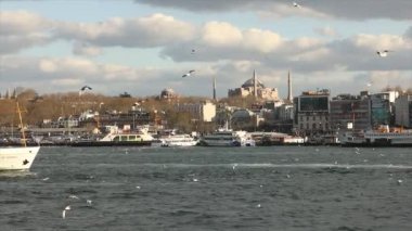 Turist gemisi Ayasofya 'nın arka planında yelken açıyor. Hindi, İstanbul. 10 Nisan 2019