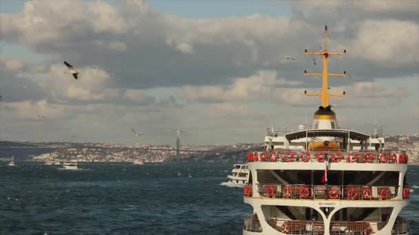 博斯普鲁斯海峡上漂亮的观光船在桥的背景上的观光船。土耳其伊斯坦布尔 — 图库视频影像