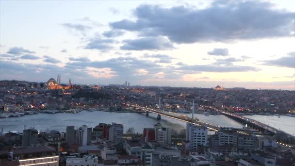 Altın Boynuz 'un üzerindeki köprü. Akşam Atatürk Köprüsü ve Golden Horn Köprüsü — Stok video